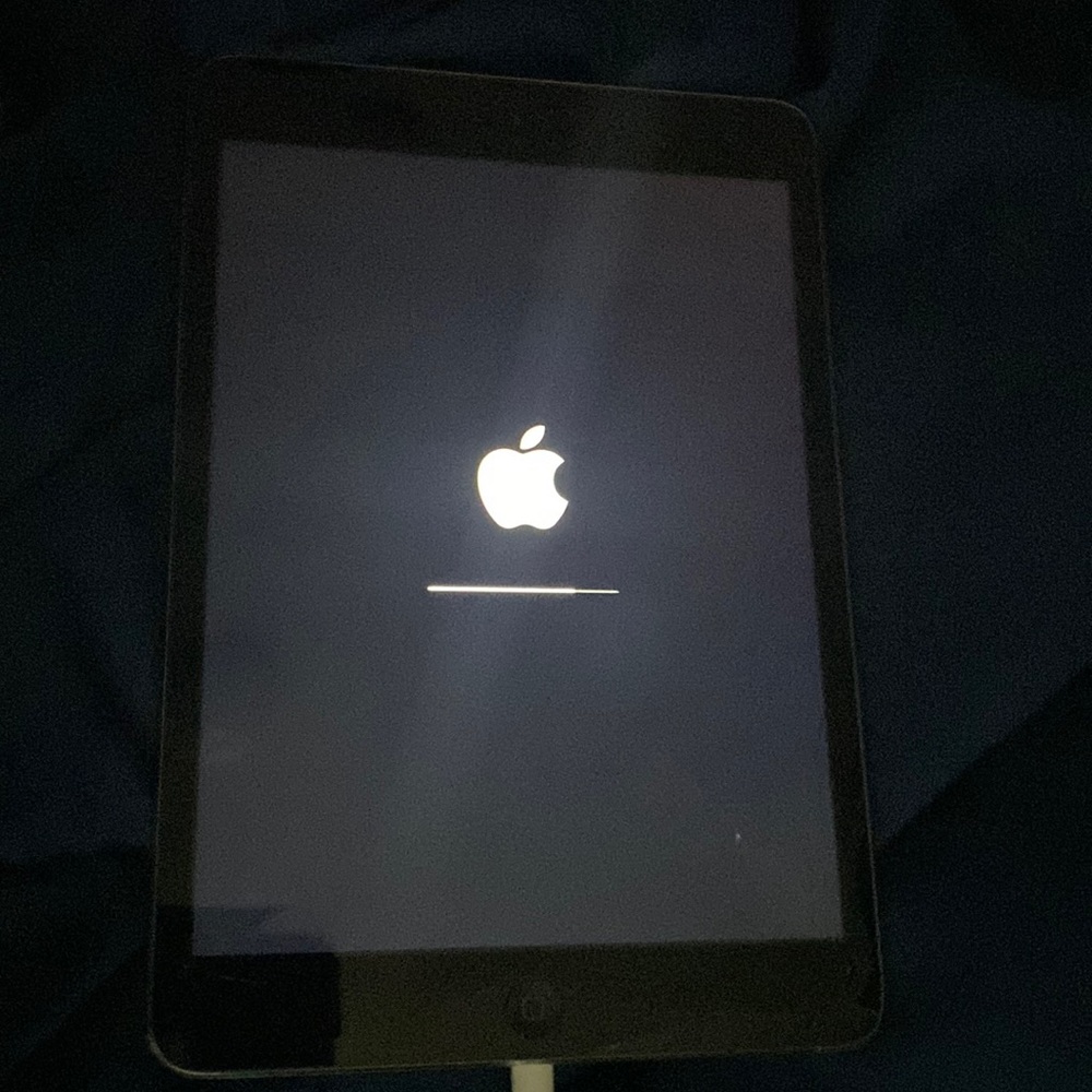 iPad mini 2 in good condition little crack